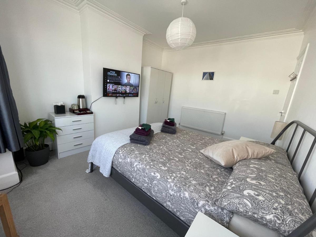 Double Bedroom With Tv In Sudbury Hill Wembley - 10 Mins From Wembley Stadium Harrow on the Hill Екстериор снимка
